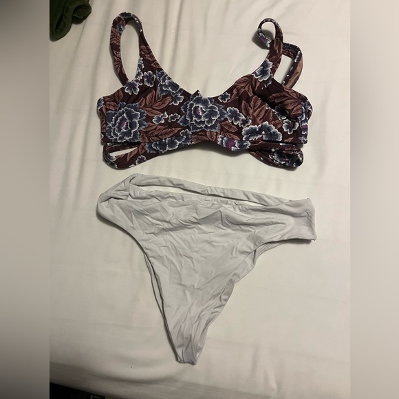 O’Neill 2 piece swimsuit: purple and white, size large top and bottoms - Picture 1 of 3